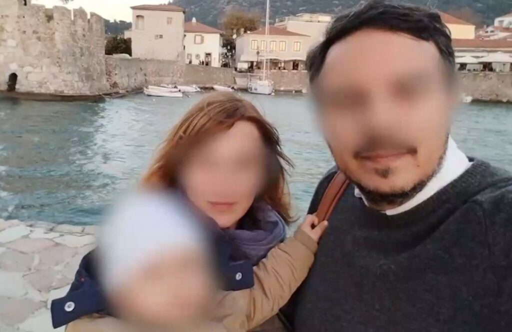αστυνομικοί έξω από σπίτι στο Κορωπί – υπόθεση ξυλοδαρμού 40χρονης γυναίκας