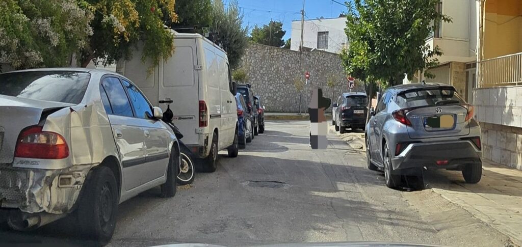 εγκαταλελειμμένο αυτοκίνητο στη Μενάνδρου Κορυδαλλού