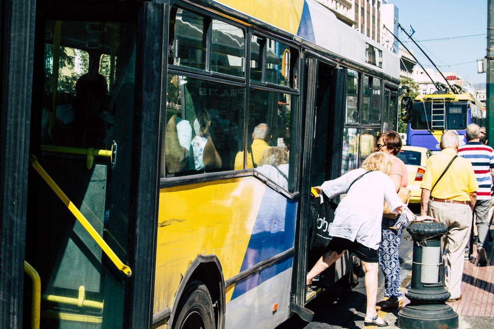 άνδρας με τσεκούρι σε λεωφορείο στο Μοναστηράκι