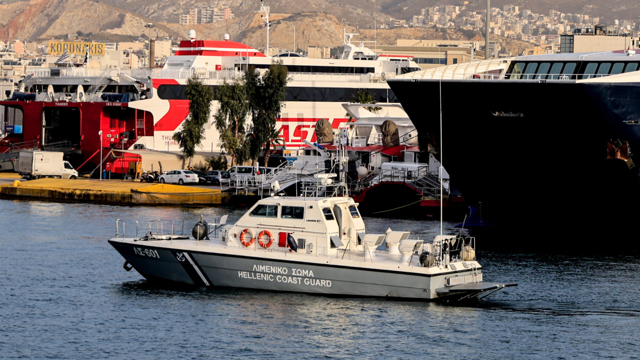 limeniko_1 Θαλάσσια ρύπανση στο λιμάνι του Πειραιά – πετρελαιοκηλίδες και έρευνα Λιμενικού