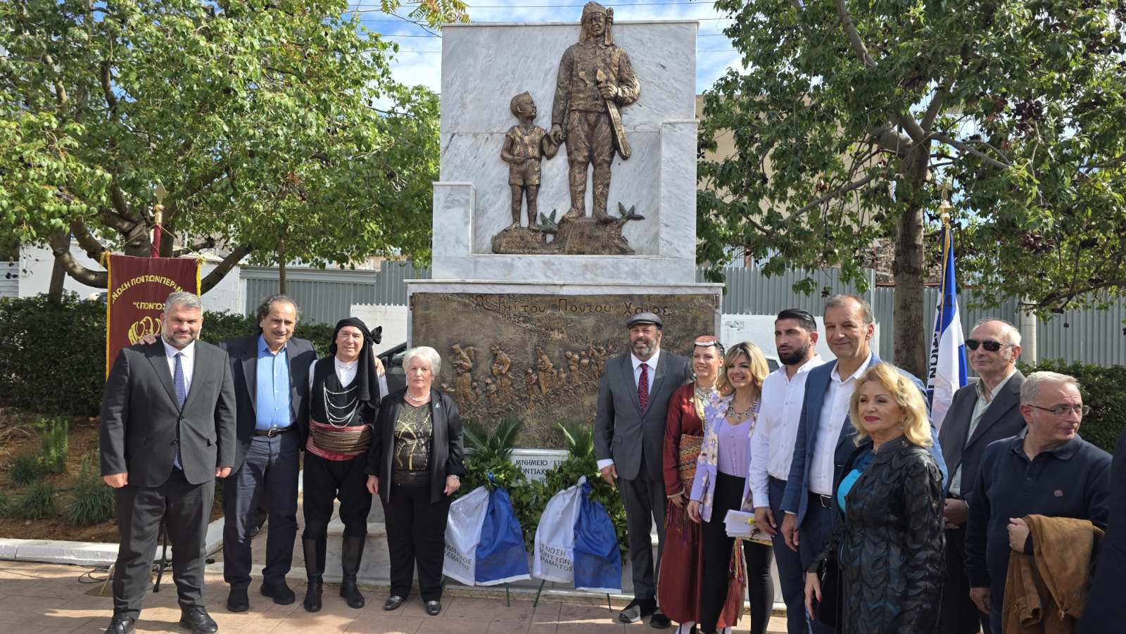 plateia pontion μνημείο Ποντιακού Ελληνισμού στην Πλατεία Ποντίων Περάματος κατά τα αποκαλυπτήρια