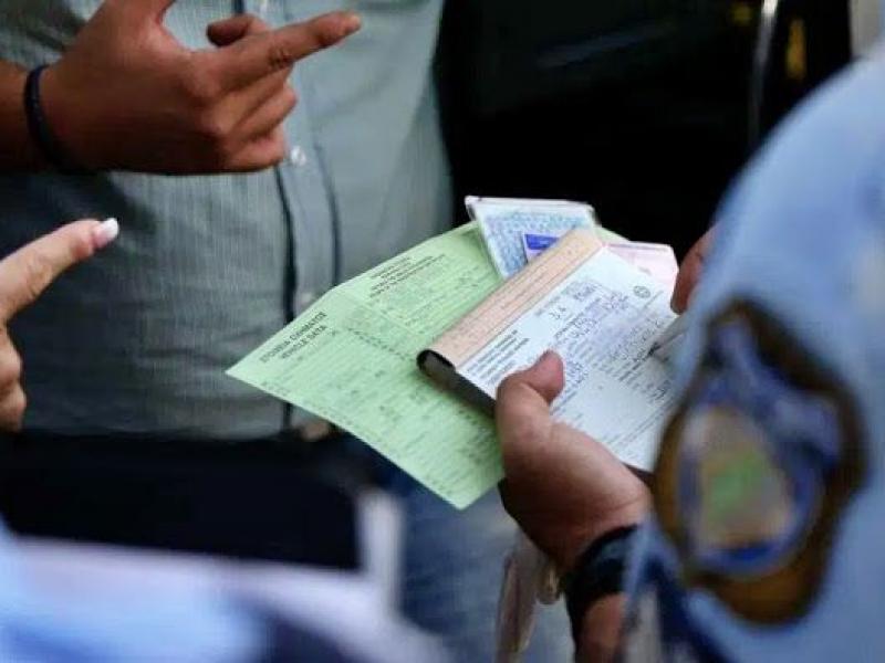 Διπλοπαρκαρισμένα αυτοκίνητα και φορτηγά στο κέντρο του Κορυδαλλού