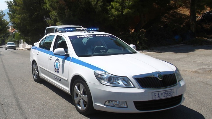 Περιπολικό της ΕΛΑΣ έξω από σπίτι στον Ωρωπό