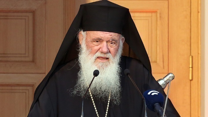 Ο Πάνος Ρούτσι συνομιλεί με τον αρχιεπίσκοπο Ιερώνυμο στο Σύνταγμα