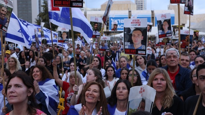 Απελευθέρωση ομήρων Χαμάς – Ισραήλ, συγκίνηση στο Τελ Αβίβ