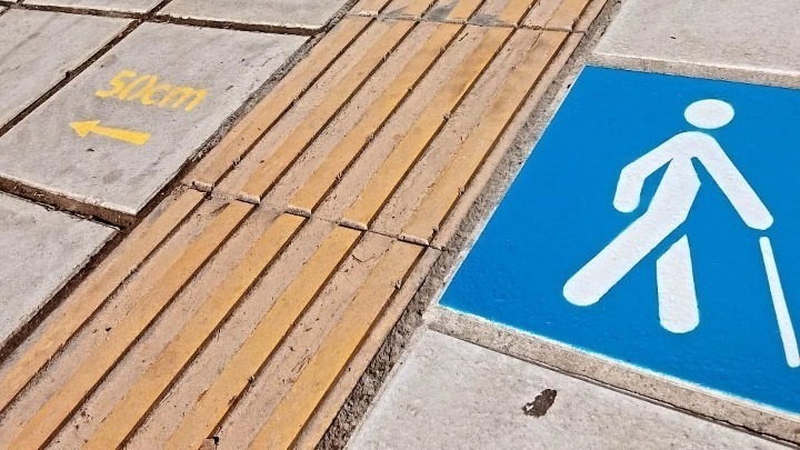 Λευκό μπαστούνι σύμβολο αυτονομίας ατόμων με οπτική αναπηρία