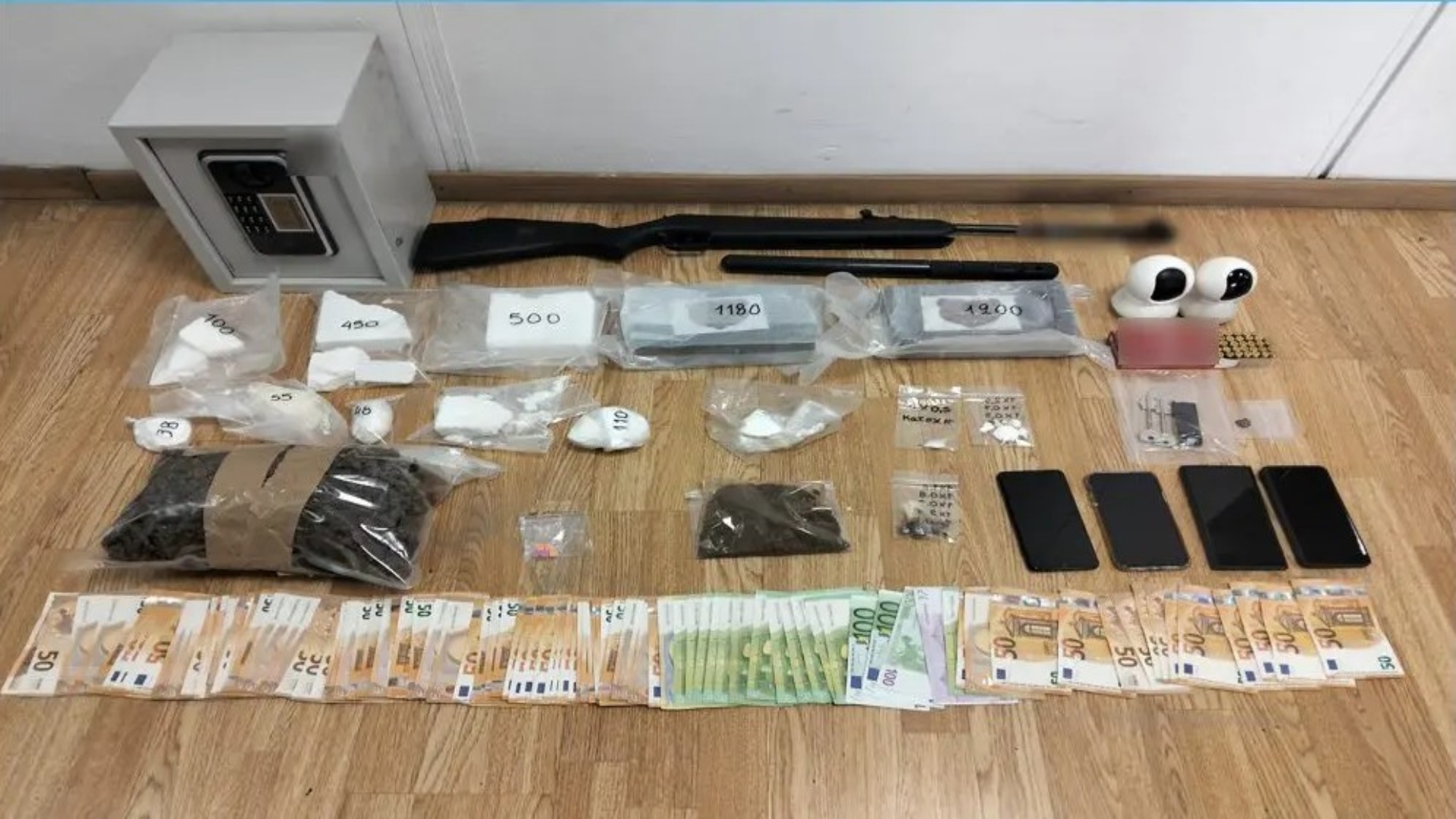 Κατασχεμένα ναρκωτικά και όπλα από την επιχείρηση της Δίωξης Ναρκωτικών στον Πειραιά