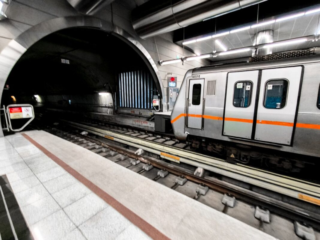 Σταθμός του Μετρό στη Γραμμή 2 με προειδοποιητική σήμανση για έργα