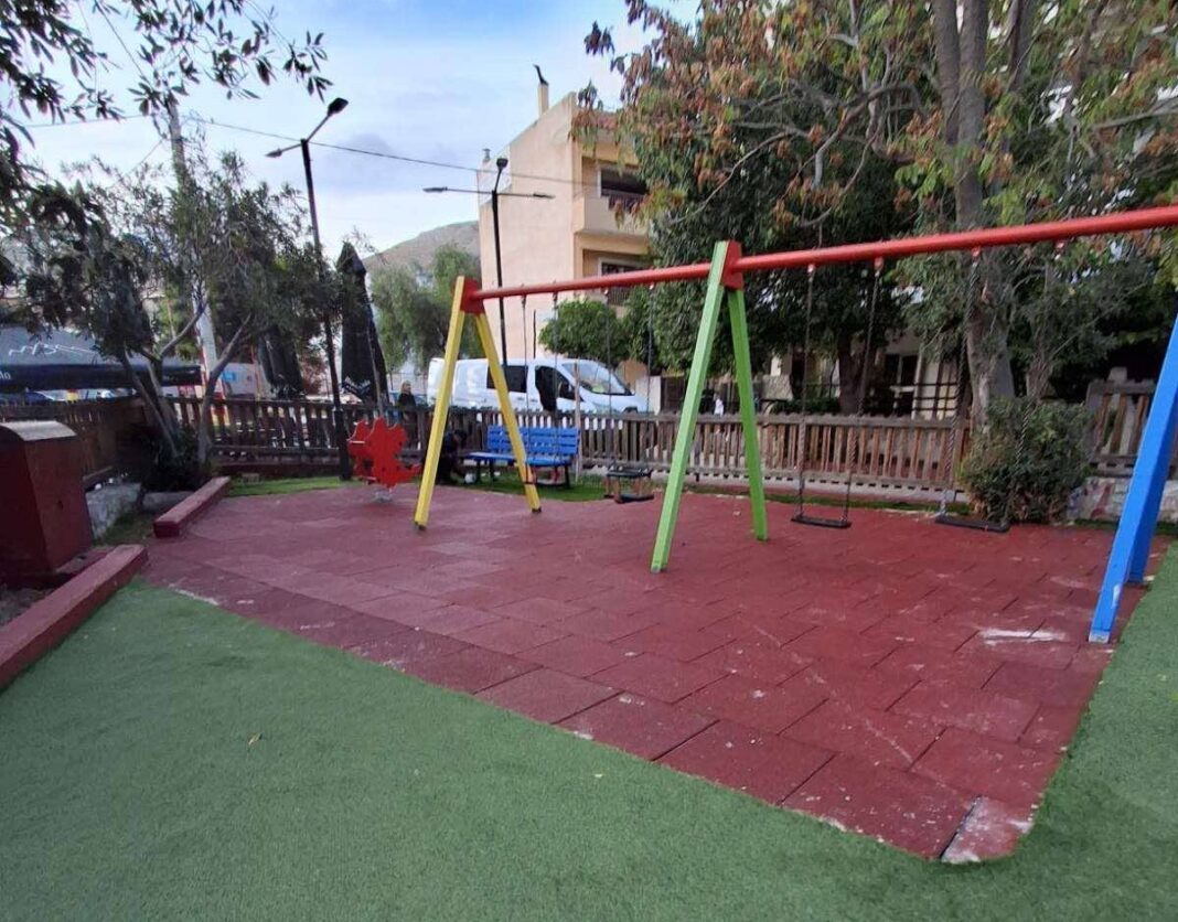 Ανακαινισμένη παιδική χαρά στην πλατεία Κουμπάκη Κορυδαλλού με νέα παιχνίδια και δάπεδα ασφαλείας