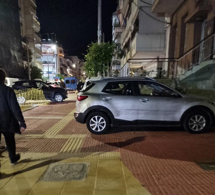 παράνομα παρκαρισμένα οχήματα πάνω σε νέα πεζοδρόμια στην πλατεία Καρπάθου Πειραιά