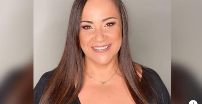 Γυναίκα υψώνει τη φωνή της ενάντια στη βία – μήνυμα ελπίδας και ενδυνάμωσης