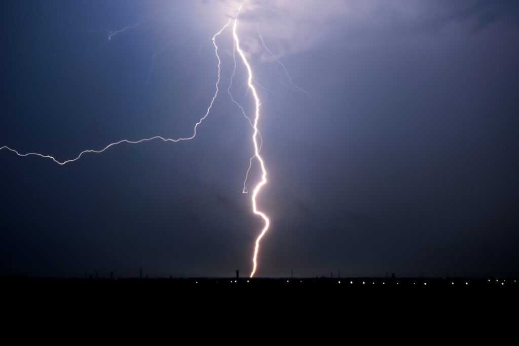 Διακοπή ρεύματος στο Σχιστό Κορυδαλλού μετά από κεραυνό κοντά σε υποσταθμό της ΔΕΗ