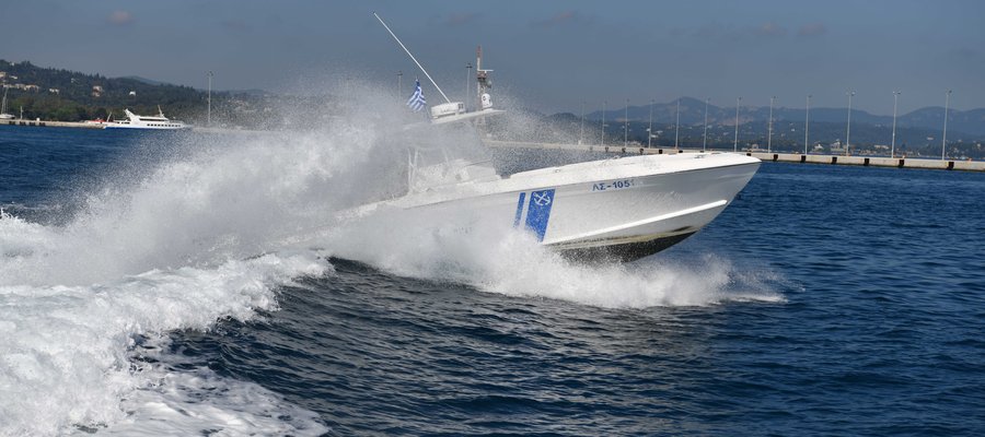 «Βύθιση τουριστικού σκάφους στο Βουρκάρι Σαλαμίνας – επέμβαση Λιμενικού»