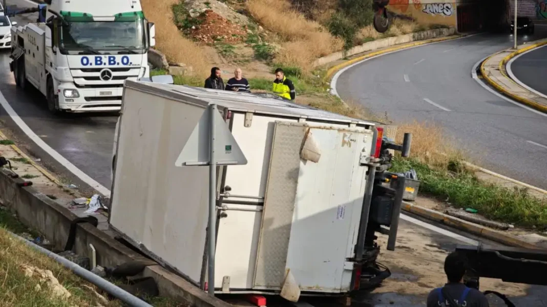 τροχαίο δυστύχημα λεωφόρος σχιστού κερατσίνι ανατροπή φορτηγού