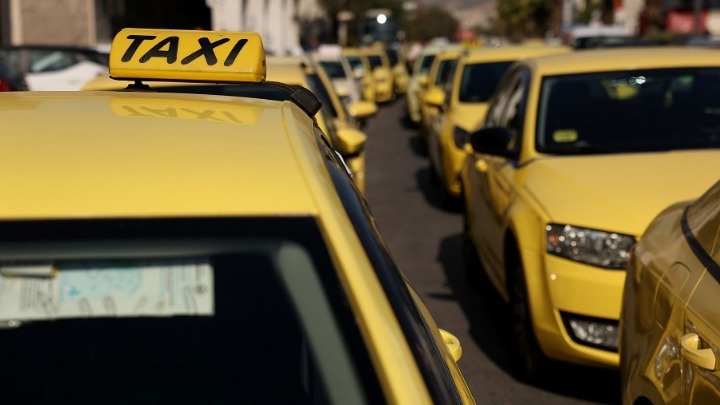 Ταξί στην Αθήνα κατά τη διάρκεια κινητοποίησης του ΣΑΤΑ