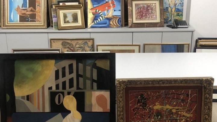 κατάσχεση πλαστών πινάκων ζωγραφικής και όπλων από την αστυνομία