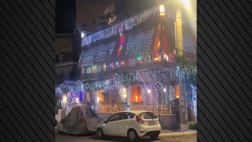 Σπίτι στο Κερατσίνι με χριστουγεννιάτικο στολισμό που έγινε viral