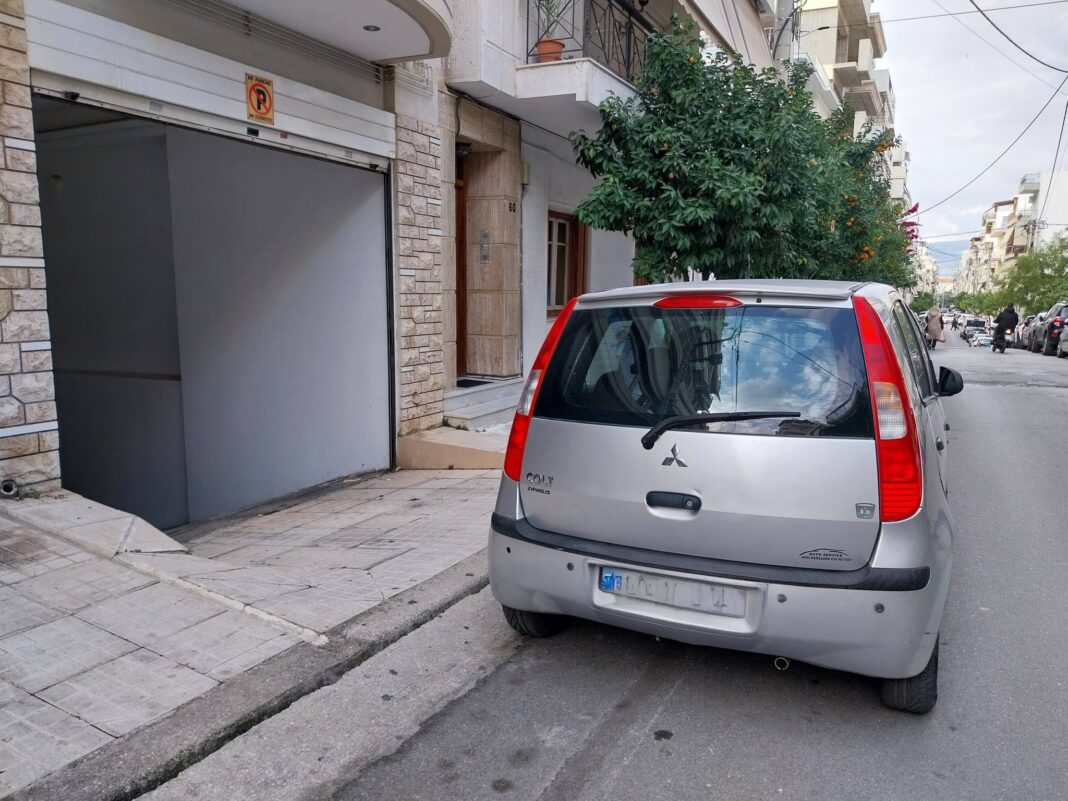 παράνομο παρκάρισμα σε γκαράζ στον Πειραιά