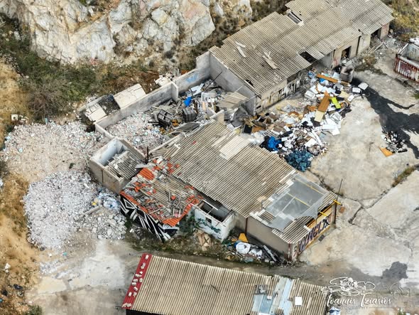 ελενίτ από αμιαντοτσιμέντο δίπλα στο 5ο Δημοτικό Κορυδαλλού