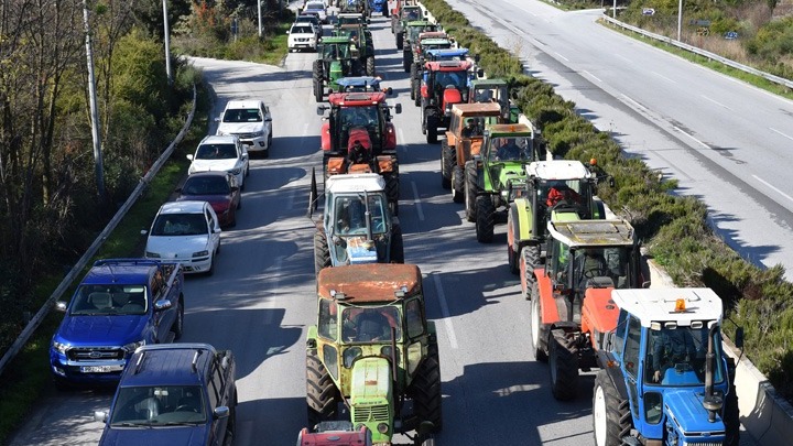 Αγροτικά τρακτέρ παρατεταγμένα στην Εθνική Οδό στη Νίκαια κατά τη διάρκεια κινητοποιήσεων