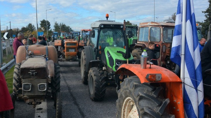 Μπλόκο αγροτών Νίκαια τρακτέρ Εθνική Οδός