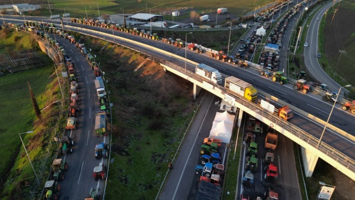 Αγροτικές κινητοποιήσεις και μπλόκα σε όλη τη χώρα