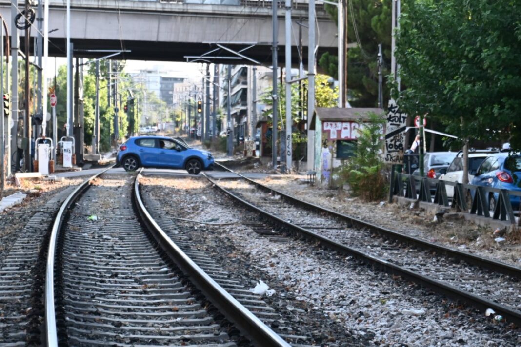Ιερά Οδός – αυτοκίνητο πάνω στις σιδηροδρομικές γραμμές
