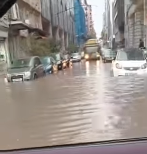 Πλημμυρισμένος δρόμος μπροστά από τα Δικαστήρια Πειραιά μετά από έντονη βροχόπτωση
