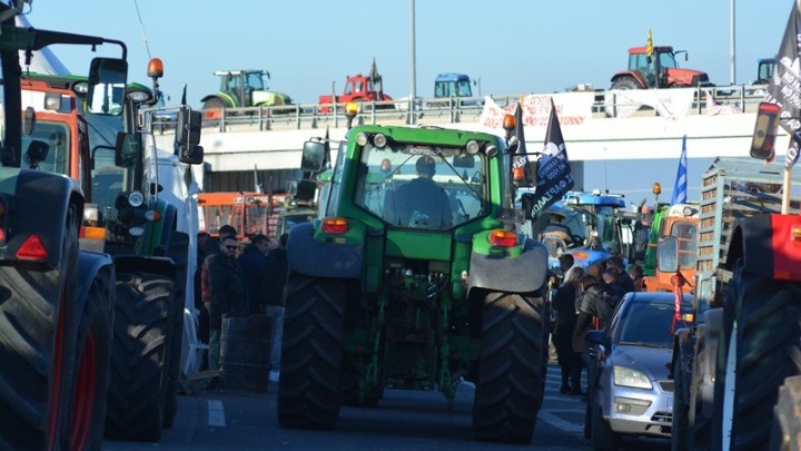 Αγροτικές κινητοποιήσεις και μπλόκα σε εθνικούς δρόμους