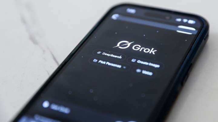 Πλατφόρμα Χ και Grok AI σε οθόνη υπολογιστή