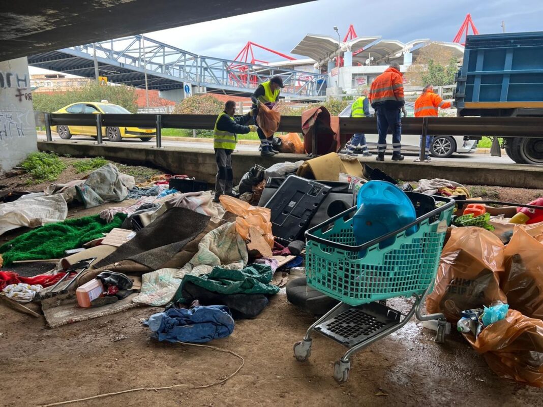 Επιχείρηση Δήμου Πειραιά και ΕΛΑΣ κάτω από τις γέφυρες Εθνάρχου Μακαρίου στο Νέο Φάληρο