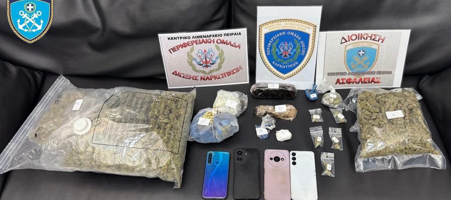 Στελέχη του Λιμεναρχείου Πειραιά σε επιχείρηση για ναρκωτικά με κατασχέσεις κάνναβης και κοκαΐνης.