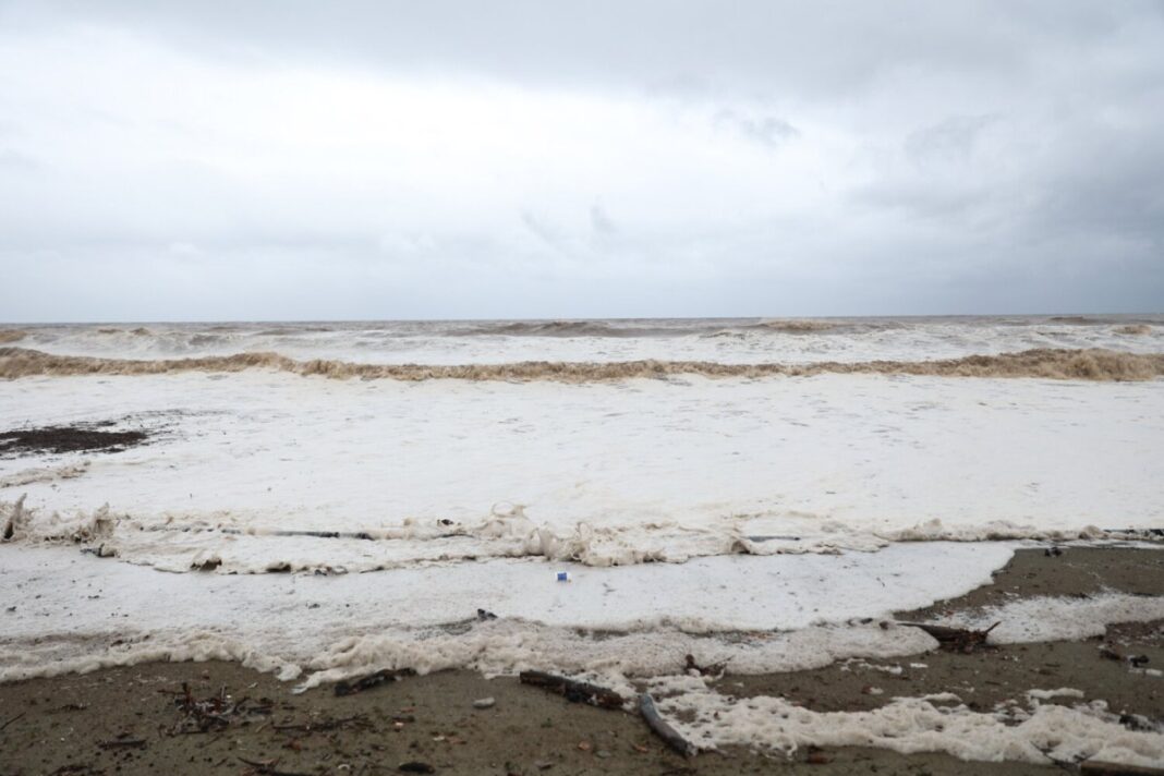 Κακοκαιρία στον Αγιόκαμπο με τη θάλασσα να βγαίνει στη στεριά