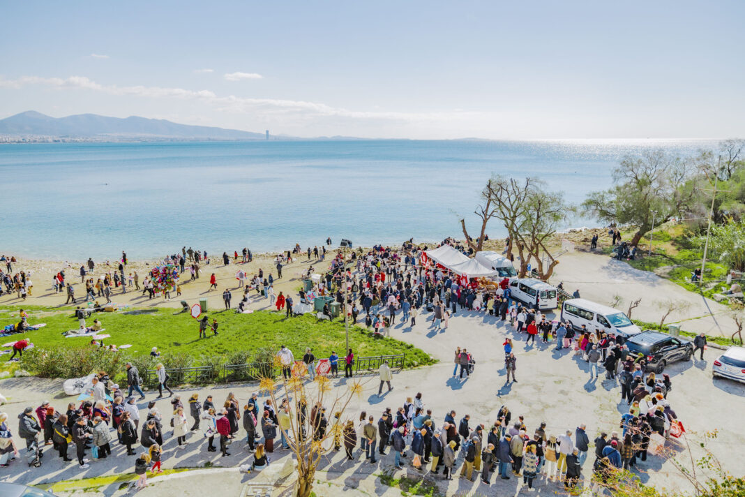 Κούλουμα στη Φρεαττύδα με κόσμο και χαρταετούς στην παραλία του Πειραιά