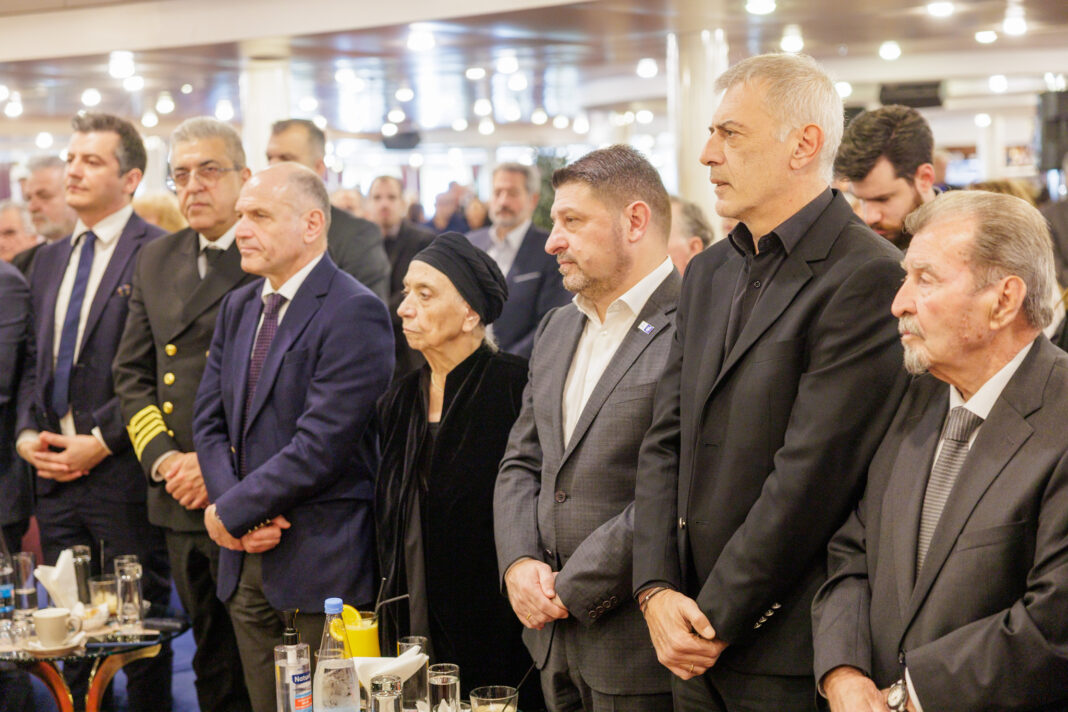 Ο Δήμαρχος Πειραιά Γιάννης Μώραλης στην κοπή πίτας της Παγκρητίου Ενώσεως στο λιμάνι Πειραιά