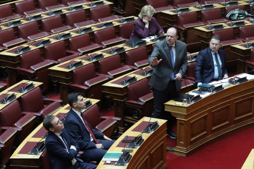 Αντιπαράθεση στη Βουλή μεταξύ ΝΔ και ΠΑΣΟΚ για προγράμματα κατάρτισης ανέργων και τις ΣΣΕ