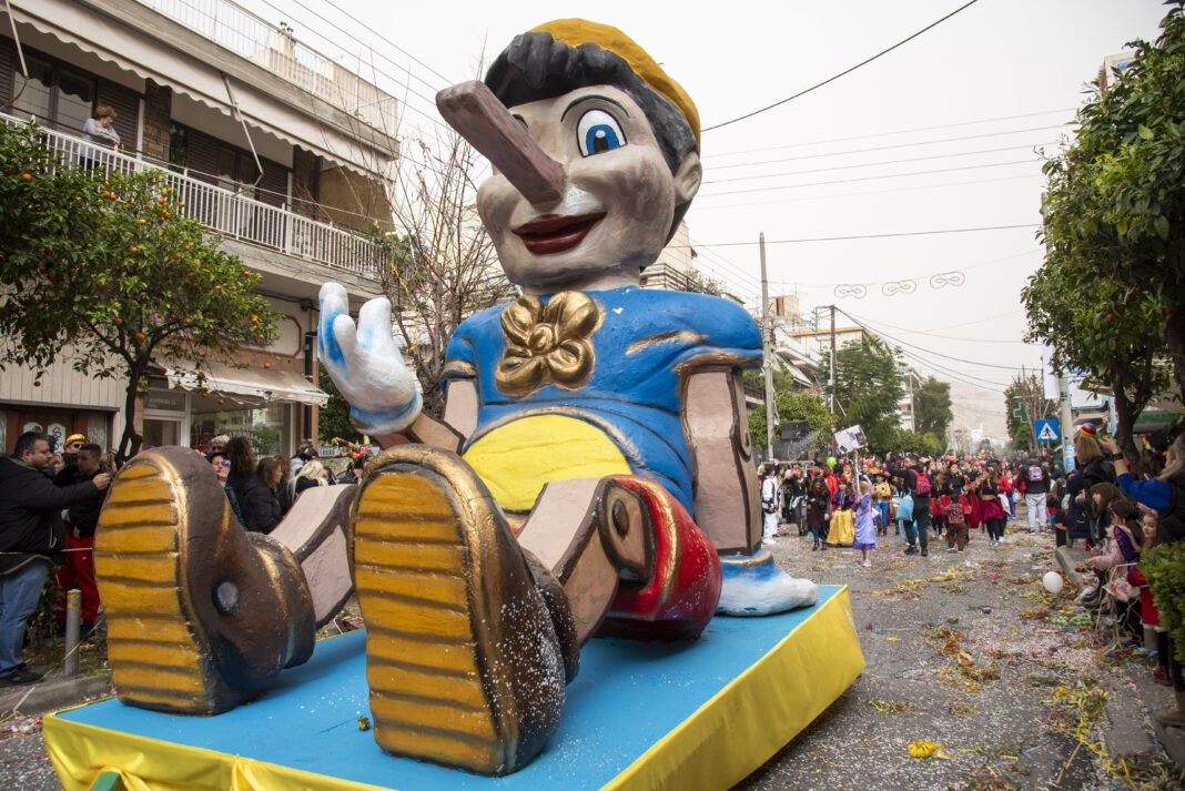 Καρναβάλι Νίκαιας με άρματα και χιλιάδες καρναβαλιστές στην παρέλαση