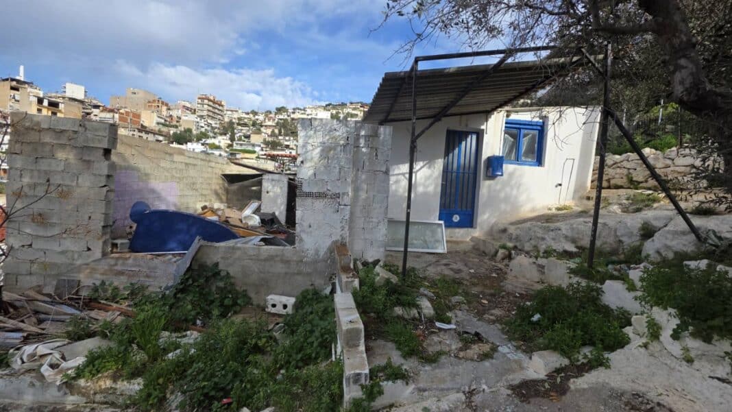 Ο Δήμαρχος Περάματος Γιάννης Λαγουδάκος σε αυτοψία στο Άνω Πέραμα για κατεδαφιστέα δημοτικά κτίσματα.