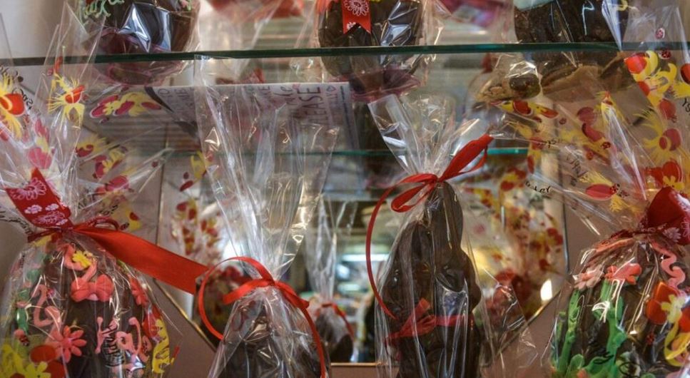 Καλάθι του νονού πριν το Πάσχα με σοκολατένια αυγά, λαμπάδες και παιχνίδια σε προσιτές τιμές