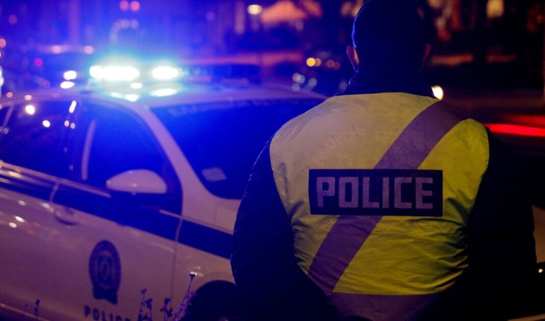 Περιπολικό της ΕΛ.ΑΣ. σε περιστατικό καταδίωξης στο Αιγάλεω – σύλληψη 21χρονου μετά από τροχαίο σε αντιπροσωπεία