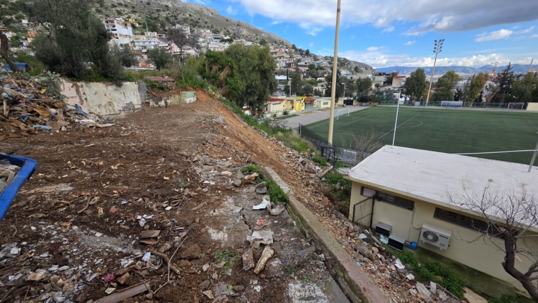 Καθαρισμός επικλινούς περιοχής γύρω από το γήπεδο Παντελής Αντωνίου στο Πέραμα