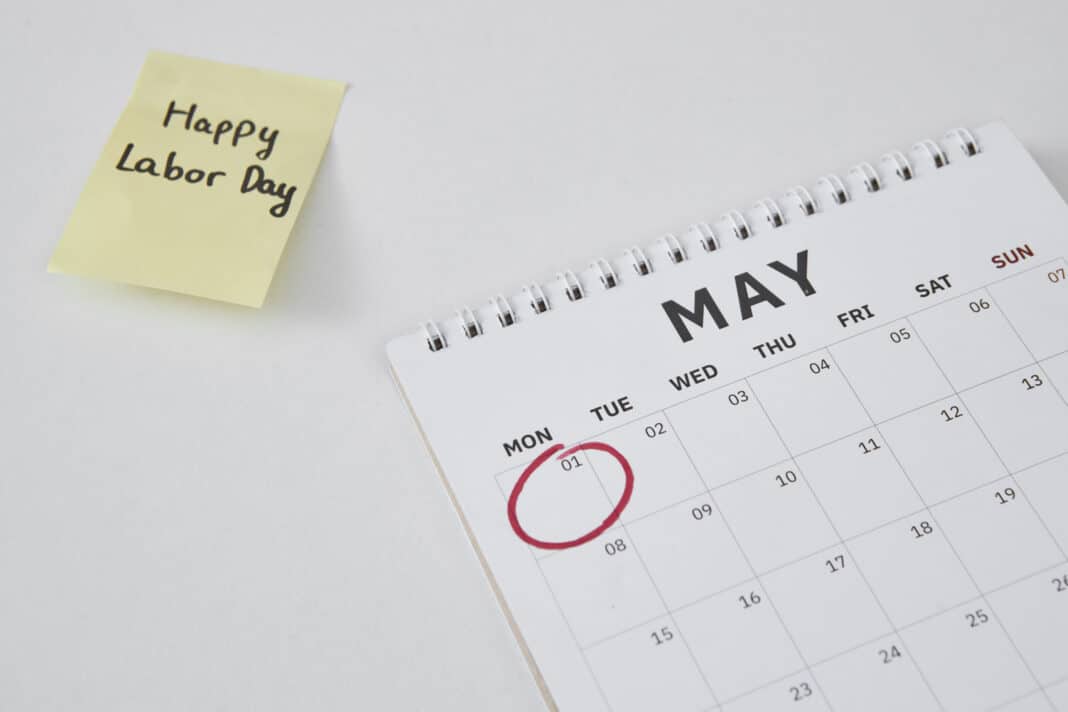 Ημερολόγιο με τις αργίες άνοιξη 2026 και τα τριήμερα.