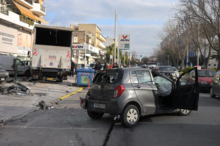 Κατεστραμμένα οχήματα μετά από τροχαίο στη Λεωφόρο Θηβών στο Αιγάλεω