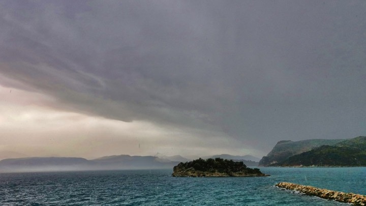 Κακοκαιρία στην Ελλάδα με ισχυρές βροχές και χιονοπτώσεις