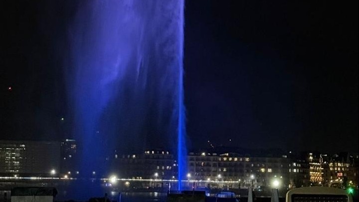Το Jet d’Eau στη Γενεύη φωταγωγημένο στα γαλανόλευκα για την Παγκόσμια Ημέρα Ελληνικής Γλώσσας
