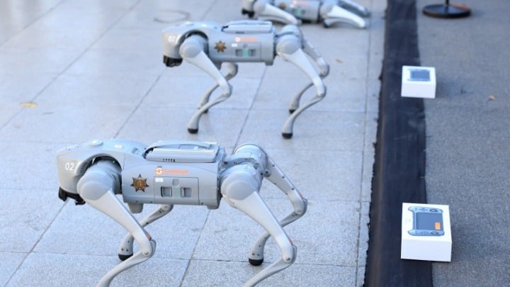 Ρομπότ-σκύλος περιπολεί στη Γουαδαλούπε του Μεξικού ενόψει Μουντιάλ 2026.