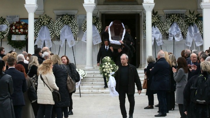 Η δημοσιογράφος Αντιγόνη Πανέλλη σε κοινοβουλευτικό ρεπορτάζ