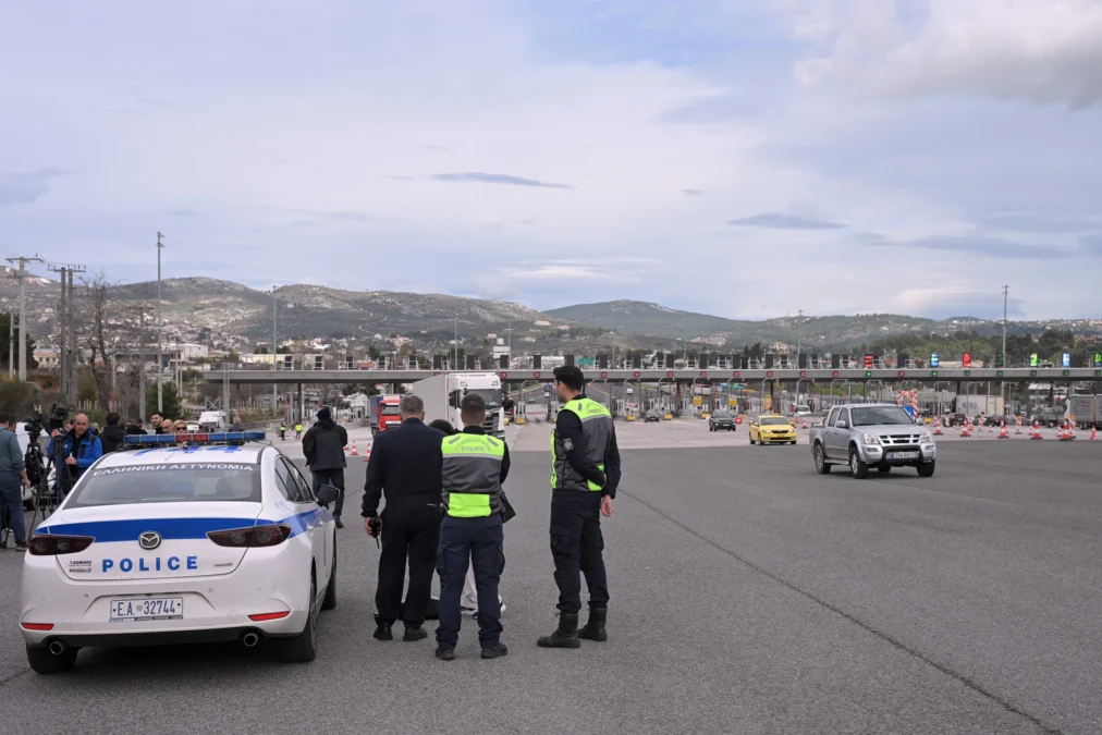 Αστυνομικοί της ΚΟΜΒΟΣ ρυθμίζουν την κυκλοφορία στην Αθήνα