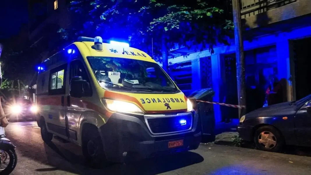 Αστυνομικές δυνάμεις σε πολυκατοικία στον Πειραιά μετά από τραγωδία