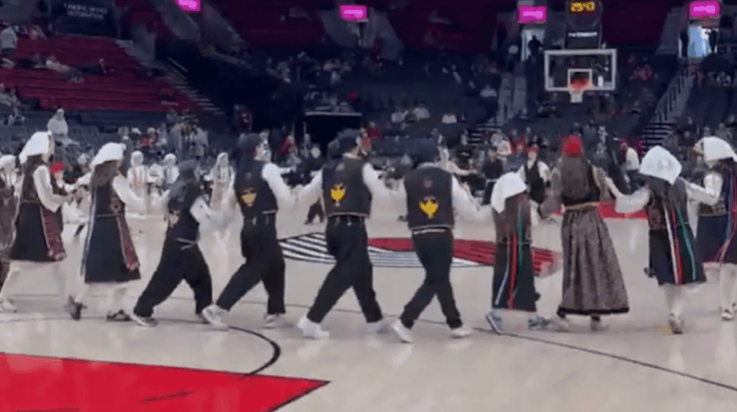 NBA ελληνικοί χοροί Μπακς Μπλέιζερς Αντετοκούνμπο